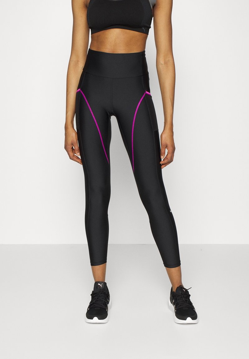 Svarta träningsleggings med rosa detaljer, hög midja, figurnära design och slät textur, kombinerat med svarta träningsskor.