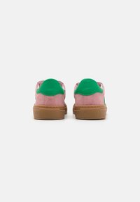 Pavement KOHIA - Sportcipő - bubblegum pink combo