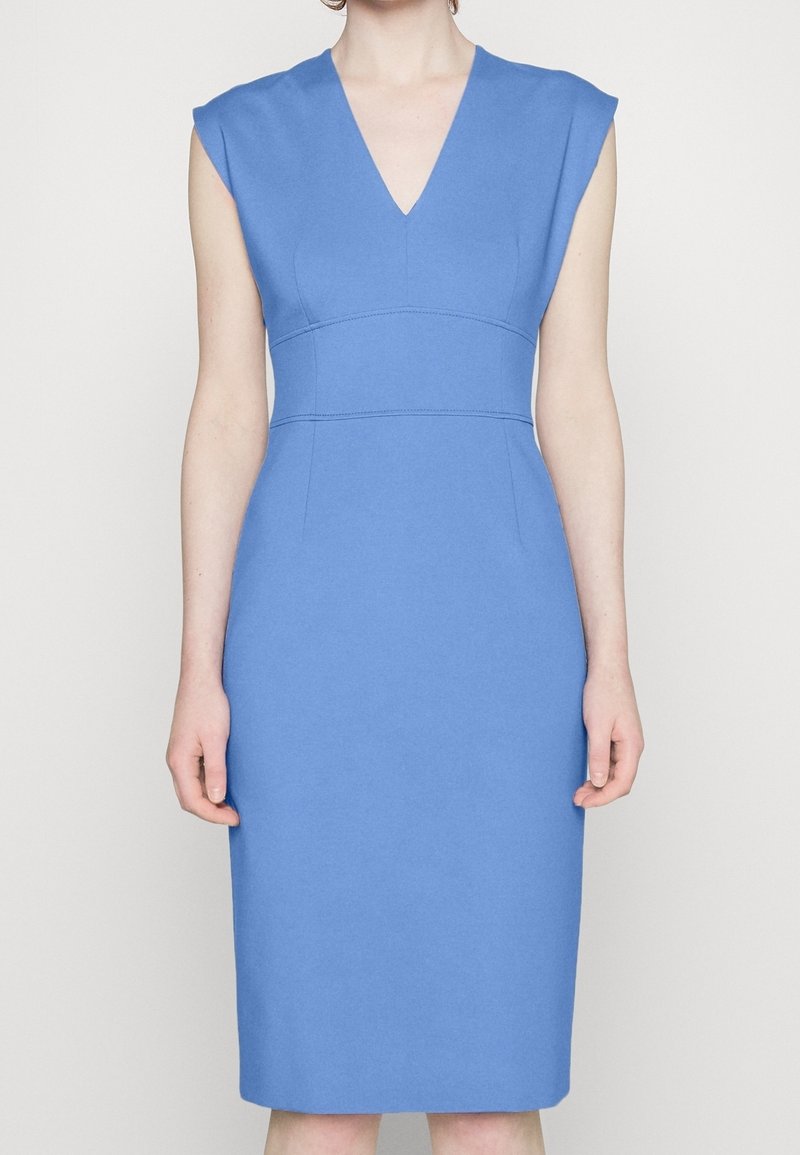 Niebieska sukienka bez rękawów z dekoltem w kształcie litery V, dopasowanym korpusem i prostą spódnicą. Gładki materiał i subtelne przeszycia akcentują smukłą sylwetkę.