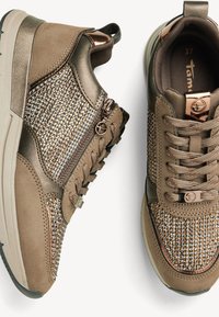 Baskets marron avec des accents métalliques tissés, en daim et en tissu, fermeture à lacets et à zipper, semelle rembourrée, détails texturés.