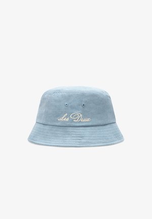 Heller blauer Bucket Hat aus Wildleder, mit gesticktem Text "Les Deux" in Creme. Der Hut hat eine breite, flache Krempe und eine strukturierte Oberfläche.
