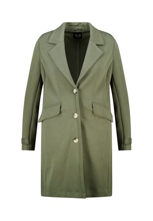 Long manteau vert olive avec trois boutons, revers pointus, poches à rabat, et longues manches avec détails de poignets.