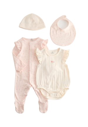 Rosa geblümter Baby-Fußstrampler, cremefarbenes, geripptes ärmelloses Bodysuit mit Rüschen, rosa geblümtes Lätzchen und cremefarbene Strickmütze.