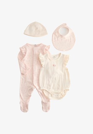 Rosa geblümter Baby-Fußstrampler, cremefarbenes, geripptes ärmelloses Bodysuit mit Rüschen, rosa geblümtes Lätzchen und cremefarbene Strickmütze.