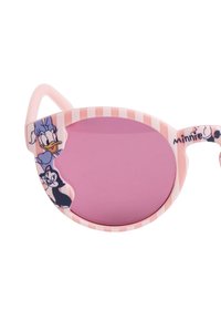 Occhiali da sole tipo cat-eye rosa con accenti a righe. Presentano illustrazioni di cartoni animati, lenti viola e una finitura opaca sulla montatura.
