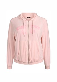 Felpa con zip rosa in tessuto morbido, con tasca a marsupio, cappuccio con coulisse e scritta "HOME TOWN CLUB" in un rosa leggermente più scuro.