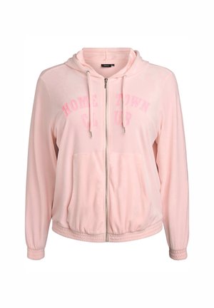 Felpa con zip rosa in tessuto morbido, con tasca a marsupio, cappuccio con coulisse e scritta "HOME TOWN CLUB" in un rosa leggermente più scuro.