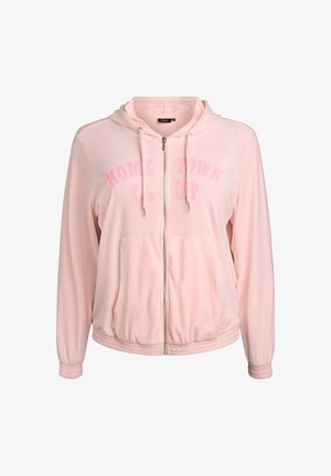 Felpa con zip rosa in tessuto morbido, con tasca a marsupio, cappuccio con coulisse e scritta "HOME TOWN CLUB" in un rosa leggermente più scuro.