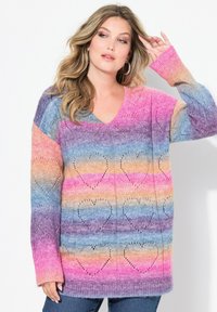 Sweter z dzianiny z dekoltem w serek, długimi rękawami oraz wielokolorowym gradientem z wzorami w serca. Miękka, teksturowana tkanina w odcieniach różowym, niebieskim i fioletowym.