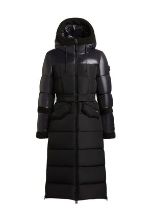 Abrigo puffer negro con capucha, que presenta una parte superior brillante y una parte inferior mate, cintura ceñida con cinturón y acentos de forro polar texturizado en los puños y bolsillos.