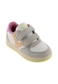 Zapatilla gris y blanca con detalles en rosa, tiras de velcro, paneles perforados y suela amarillo-verde. Hecha de ante y materiales sintéticos.