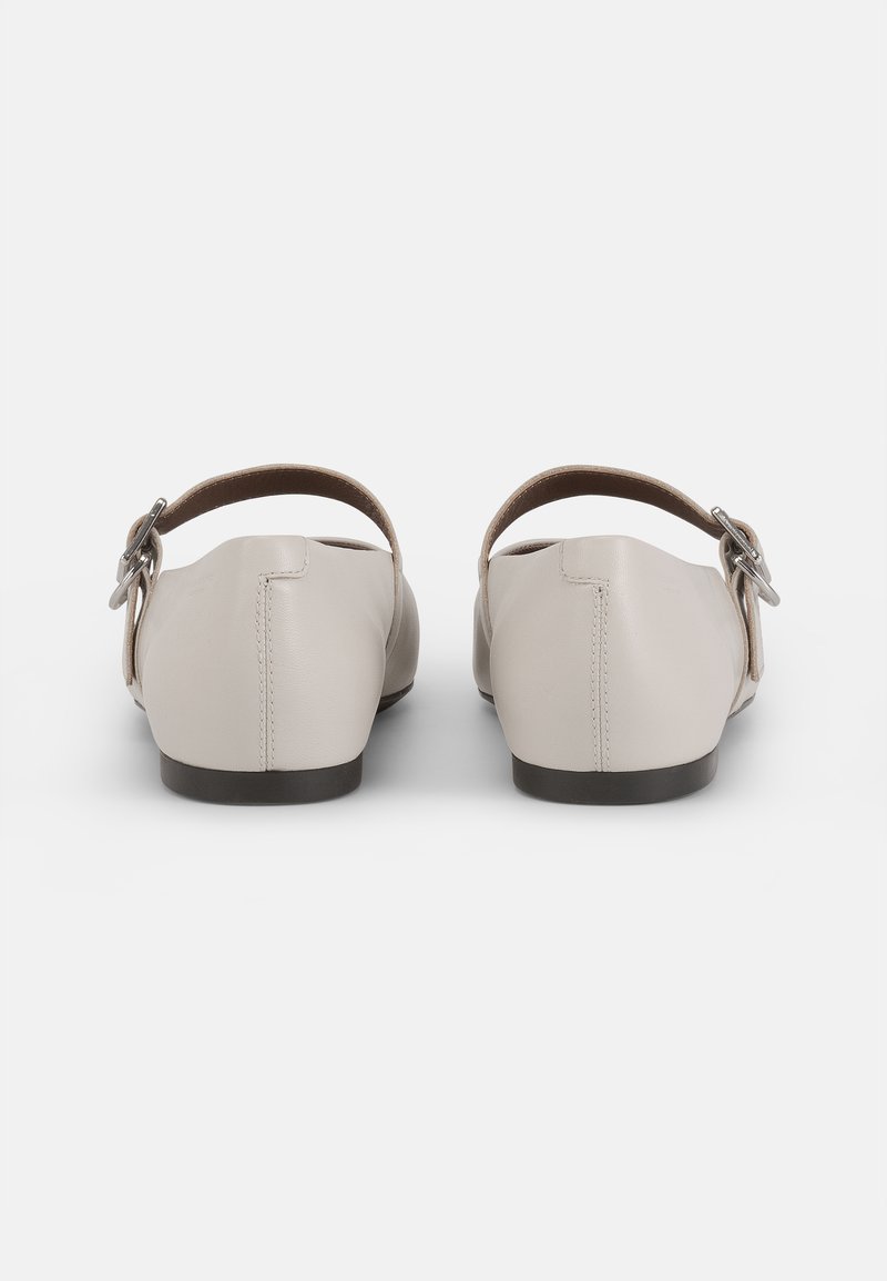 Hellgraue Lederschuhe mit runder Zehenform, Riemen an der Rückseite und silberfarbener Schnalle. Glatte Oberfläche und flache Gummisohle.