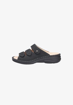 Sandalo nero con punta aperta, slip-on con tre ampie fasce regolabili e suola imbottita progettata per comfort e supporto.