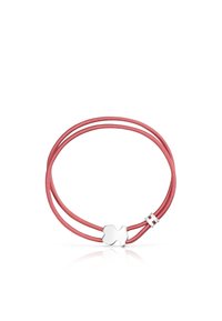 Różowy, podwójny sznurek bransoletka z małym, srebrnym zawieszki w kształcie chmury oraz regulacyjną srebrną kulką na białym tle.