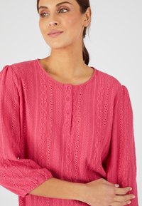 Damart AJOURÉE ET BRODÉE - Jersey de punto - framboise