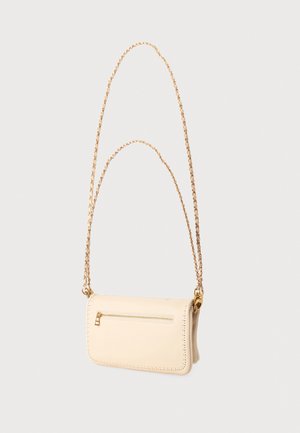 Sac à bandoulière couleur crème avec une chaîne dorée, un rabat avant, des bordures surpiquées et une poche horizontale zippée, sur un fond uni.