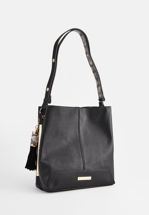 Schwarze Schultertasche aus strukturiertem Leder mit schlangenledermusterndem Riemen und Quasten-Detail an der Seite, Akzente aus goldfarbenem Metall.