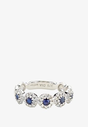 Sudraba gredzens ar maiņām apaļām zilām safīrām un dimantu grupām, faktūras josla ar gludām malām, elegants slēgts dizains.