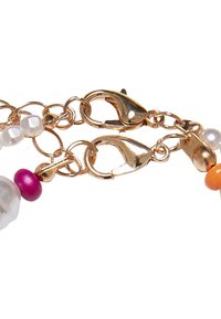 Cadena con cierre en tono dorado que presenta una mezcla de cuentas de colores, incluyendo rosa, naranja y transparente, con acentos de perla y detalles de metal pulido.