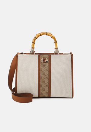 Sac à main en toile beige avec des accents en simili cuir marron, poignée en bambou et un panneau central monogrammé. Comprend une bandoulière amovible.