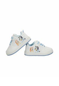 Baskets blanches pour enfants avec semelles et lacets bleu clair, ornées de personnages de chiens de dessin animé sur les côtés et une bride en velcro marquée "Bluey".