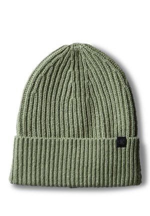 Zielona prążkowana dzianinowa czapka typu beanie z podwiniętym mankietem i małą czarną metką z logo Calvin Klein z boku.