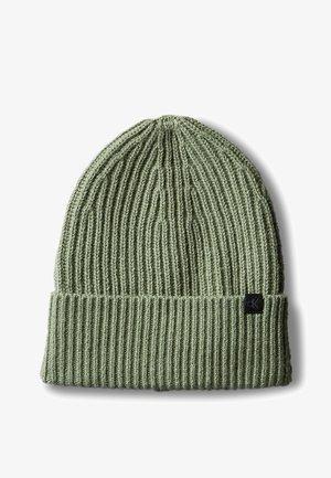 Grøn ribstrikket beanie med opfoldet kant og lille sort Calvin Klein-logoetiket i siden.