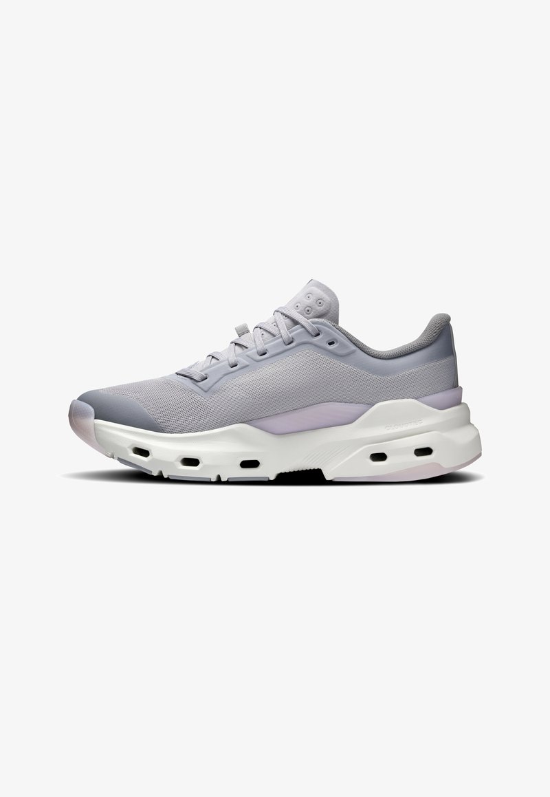 Chaussure de sport gris clair avec tige en mesh, col rembourré, fermeture à lacets, semelle épaisse blanche avec trous de ventilation et accents violets subtils.