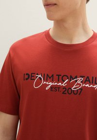 TOM TAILOR DENIM LOGO - T-shirts print - currant red