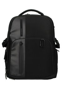 Zaino nero con una finitura testurizzata. Presenta una tasca frontale con zip, due tasche laterali e spallacci imbottiti. Maniglia rinforzata sulla parte superiore.