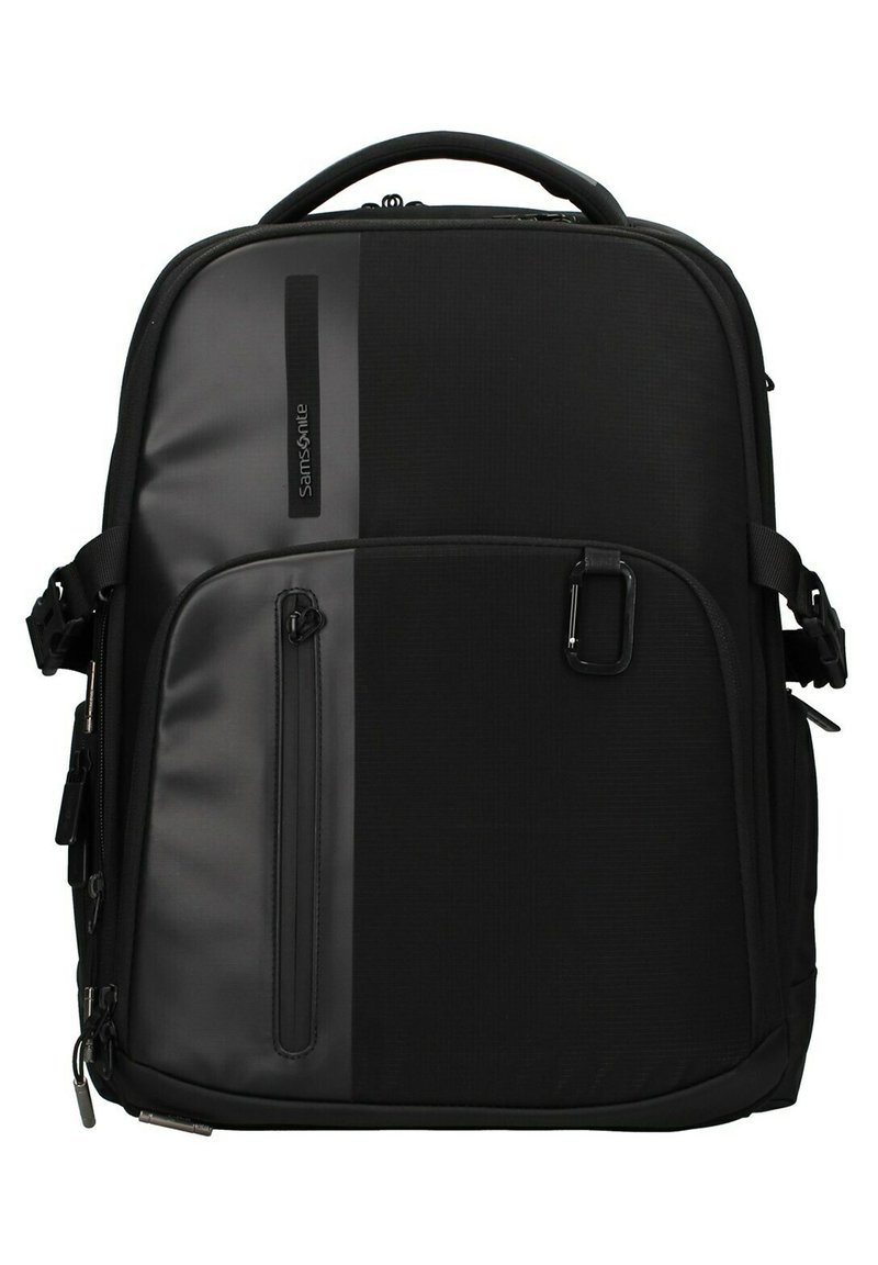 Zaino nero con una finitura testurizzata. Presenta una tasca frontale con zip, due tasche laterali e spallacci imbottiti. Maniglia rinforzata sulla parte superiore.