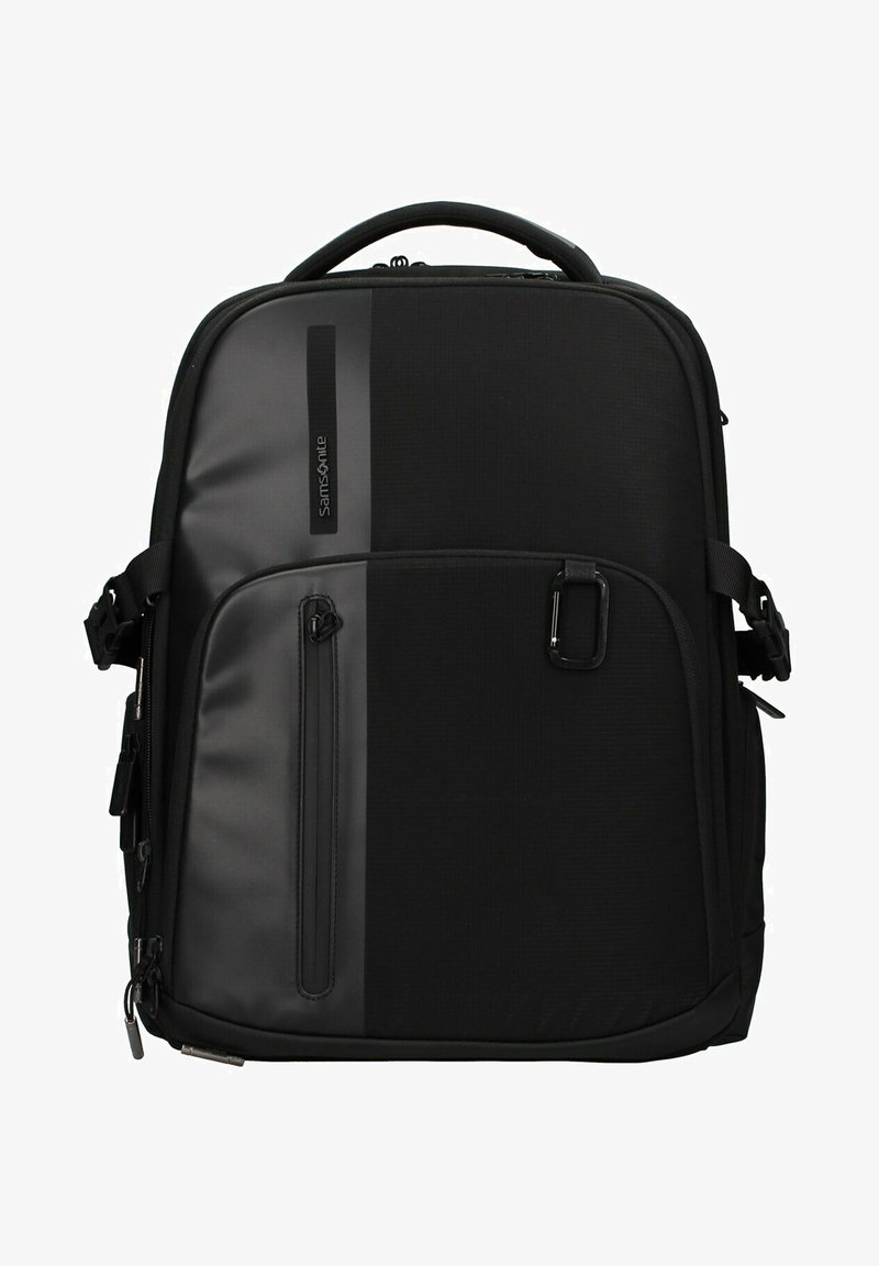 Zaino nero con una finitura testurizzata. Presenta una tasca frontale con zip, due tasche laterali e spallacci imbottiti. Maniglia rinforzata sulla parte superiore.