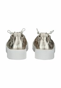 Zapatillas bajas metálicas doradas con una parte superior texturizada, detalle elástico en el talón y suelas de goma blanca con estrías verticales.