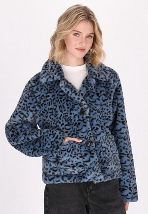 Giacca in faux fur blu con stampa leopardata nera. Presenta una chiusura a bottone, colletto e due tasche laterali. Tessuto morbido, vestibilità rilassata.