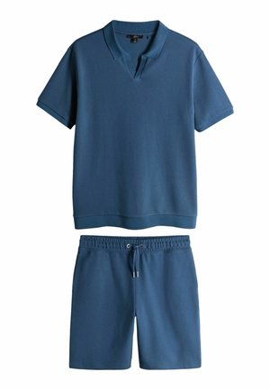 Blauw poloshirt met korte mouwen en kraag, en bijpassende blauwe shorts met trekkoord, beide gemaakt van een gestructureerde stof.