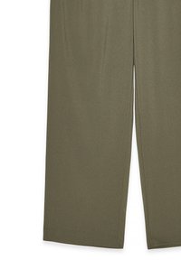 Olivno zeleni široki hlače z osrednjim šivom in rahlim razporkom na robu, prikazane na beli podlagi.