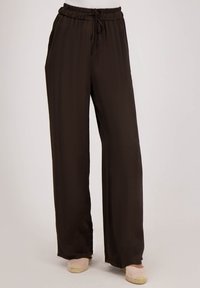 Bruine wijde broek met een elastische tailleband en treksnaren. Gemaakt van lichtgewicht stof, met een gladde textuur en een volledig lange design.
