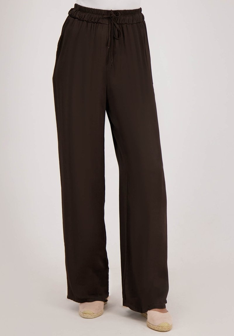 Bruine wijde broek met een elastische tailleband en treksnaren. Gemaakt van lichtgewicht stof, met een gladde textuur en een volledig lange design.