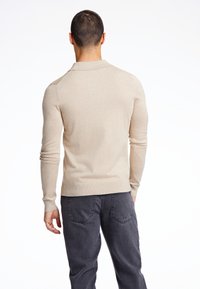 Lindbergh LONG SLEEVE  - Pikeepaita - sand mel