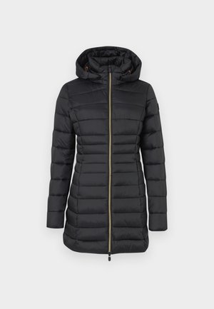 Veste matelassée noire avec un col montant et une capuche. Présente une fermeture éclair dorée et un design matelassé. Texture lisse et manches longues.