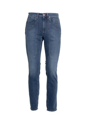 Pantalones vaqueros ajustados de mezclilla azul con cinco bolsillos, ligero desgaste y costuras en contraste. Cuentan con cierre de cremallera y botón metálico.