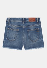 Shorts in denim azzurro chiaro con orlo sfilacciato, dotati di due tasche posteriori, una patch in pelle con marchio e passanti per cintura standard.