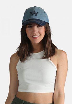 Casquette de baseball en denim avec une calotte bleu clair, une visière bleu foncé et un logo "W" brodé. Conçue avec des coutures contrastées et une forme structurée.