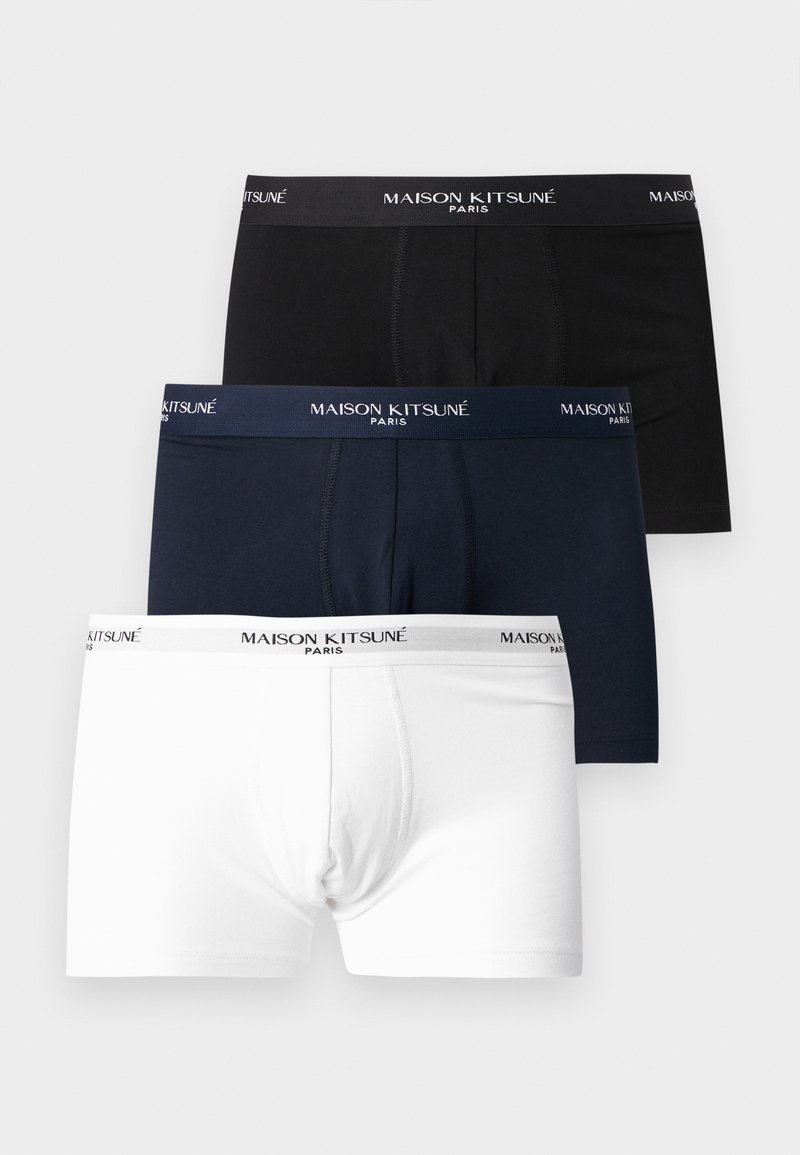 Τρία διπλωμένα ανδρικά boxer briefs σε μαύρο, ναυτικό μπλε και λευκό με ελαστικές ζώνες μέσης με το λογότυπο "MAISON KITSUNÉ PARIS."