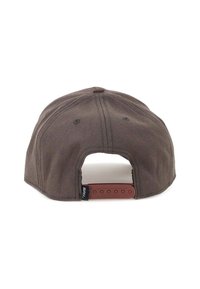 Cappellino da baseball in tessuto marrone con una vestibilità rilassata. Presenta una chiusura a scatto in plastica e un'etichetta sul lato. Superficie testurizzata.