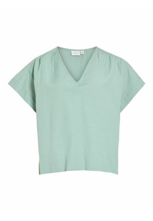 Svetlozelená krátkorná blúzka s výstrihom do V, voľného strihu a jemnými záhybmi na ramenách, vyrobená z mäkkého materiálu.