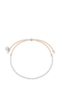 Sidabrinė apyrankė su banguotu dizainu, turinti dvi nuogų virvių juosteles ir sidabrinius akcentus, įskaitant apvalų užsegimą.