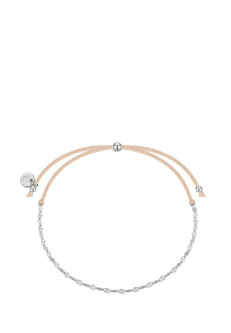 Sidabrinė apyrankė su banguotu dizainu, turinti dvi nuogų virvių juosteles ir sidabrinius akcentus, įskaitant apvalų užsegimą.