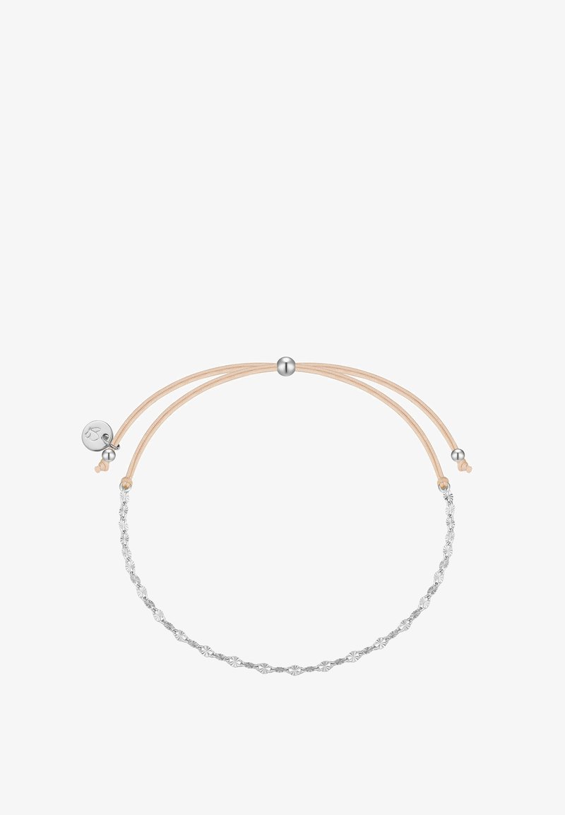 Sidabrinė apyrankė su banguotu dizainu, turinti dvi nuogų virvių juosteles ir sidabrinius akcentus, įskaitant apvalų užsegimą.