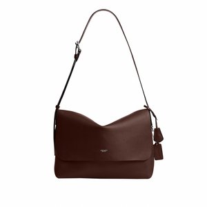 Donkerbruine leren Coach schoudertas met klep, verstelbare band en twee hangende leren labels.